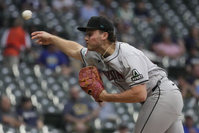 Brandon Pfaadt, lanzador de los Diamondbacks de Arizona, lanza en el juego ante los Cerveceros de Milwaukee, el jueves 19 de septiembre de 2024 (AP Foto/Morry Gash)