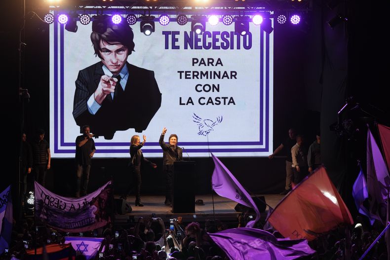 El presidente argentino Javier Milei saluda a sus simpatizantes durante un evento en Buenos Aires, el sábado 28 de septiembre de 2024. (AP Foto/Natacha Pisarenko)