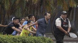 La policía evacúa a personal del canal TC Televisión después de que un grupo armado y encapuchado irrumpiera en plena transmisión en directo, en Guayaquil, Ecuador, el martes 9 de enero de 2024. El país ha registrado una secuencia de ataques violentos desde que el gobierno decretara el estado de excepción el lunes 8 de enero, tras la presunta fuga de un peligroso cabecilla de una banda criminal que opera en el país. (AP Foto/César Muñoz)