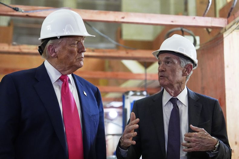 El presidente estadounidense Donald Trump escucha mientras el presidente de la Reserva Federal, Jerome Powell, habla durante una visita al edificio del banco central de Estados Unidos, el jueves 24 de julio de 2025, en Washington. (AP Foto/Julia Demaree Nikhinson)