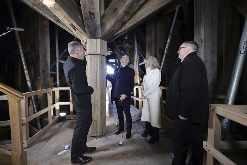 El presidente francés Emmanuel Macron, tercero a la derecha, y su esposa Brigitte Macron visitan los interiores restaurados de la Catedral de Notre-Dame de París, el viernes 29 de noviembre de 2024 en París. (Christophe Petit Tesson, Pool via AP)