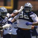 Quinnen Williams (92), tackle defensivo de los Cowboys de Dallas, es sujetado por el tackle ofensivo Tyler Guyton, izquierda, durante un ejercicio en el campamento de entrenamiento del equipo de la NFL, el sábado 1 de agosto de 2026, en Oxnard, California. (AP Foto/Mark J. Terrill)