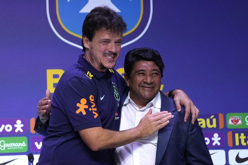 ARCHIVO - Foto del 5 de julio del 2023, el seleccionador de Brasil Fernando Diniz junto al presidente de la Confederación de Fútbol de Brasil Ednaldo Rodrigues se saludan durante su presentación en Río de Janeiro. El jueves 7 de octubre del 2023, un tribunal de Sao Paulo remueve a Rodrigues de su posición por irregularidades en su elección. (AP Foto/Silvia Izquierdo, Archivo)