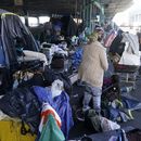 ARCHIVO - Una mujer recoge sus pertenencias antes de las tareas de retiro de un campamento de desamparados en San Francisco, el 29 de agosto de 2023. (AP Foto/Jeff Chiu, archivo)