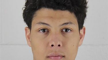 Esta foto difundida por la oficina del comisario del condado de Johnson, Kansas, el miércoles 3 de mayo de 2023, muestra al detenido Jackson Mahomes, hermano del quarterback Patrick Mahomes (Johnson County Sheriffs Office via AP)