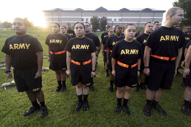 ARCHIVO - Estudiantes del nuevo curso de preparación del ejército de Estados Unidos firmes tras un entrenamiento de ejercicios físicos en Fort Jackson, en Columbia, Carolina del Sur, el 27 de agosto de 2022. (AP Foto/Sean Rayford, Archivo)