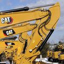 ARCHIVO – Excavadoras con el logotipo CAT de Caterpillar Inc., se muestran en la distribuidora Milton CAT en Londonderry, Nueva Hampshire, el 20 de febrero de 2020. (AP Foto/Charles Krupa, Archivo)