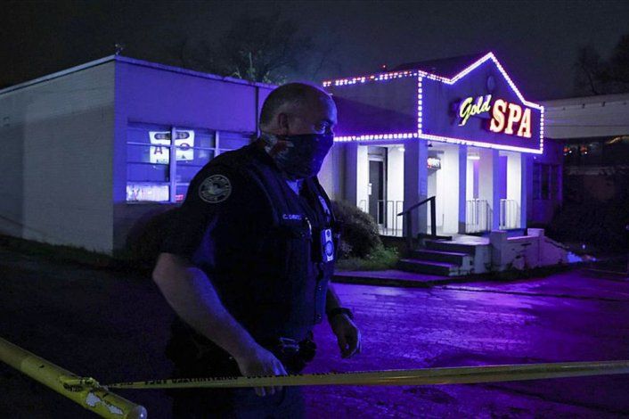 Foto del martes de un oficial de la policía de Atlanta fuera de un spa donde se produjo un tiroteo. Mar 16, 2021. REUTERS/Chris Aluka Berry