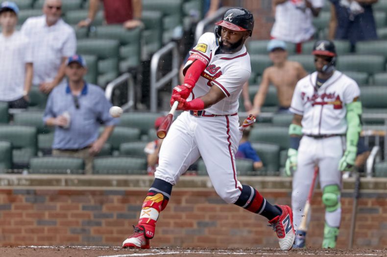 El emergente de los Bravos de Atlanta Michael Harris II batea un doble de tres carreras en la séptima entrada ante los Piratas de Pittsburgh el domingo 7 de junio del 2026. (AP Foto/Erik S. Lesser)