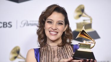 Gaby Moreno posa en la sala de prensa con el premio a mejor álbum de pop latino por X Mi (Vol. 1) en la 66a entrega anual de los Grammy el domingo 4 de febrero de 2024, en Los Ángeles. (Foto Richard Shotwell/Invision/AP)