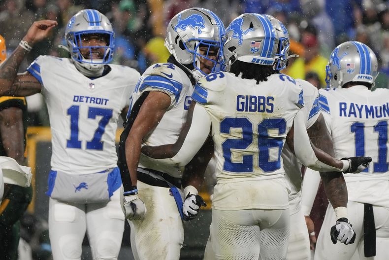 El running back de los Lions de Detroit, Jahmyr Gibbs (26) celebra junto a sus compañeros de equipo su anotación vía terrestre durante la segunda mitad en el juego de la NFL ante los Packers de Green Bay, el domingo 3 de noviembre de 2024, en Green Bay, Wisconsin. (AP Foto/Morry Gash)