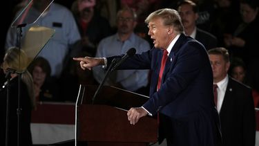 El expresidente Donald Trump habla en un mitin de campaña el miércoles 1 de mayo de 2024 en el Centro de Exposiciones del condado Waukesha, en Waukesha, Wisconsin. (AP Foto/Morry Gash)