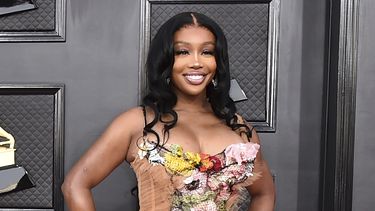 ARCHIVO - SZA llega a la 64a entrega anual del Grammy en Las Vegas el 3 de abril de 2022. SZA recibió nueve nominaciones al Grammy el viernes. (Foto Jordan Strauss/Invision/AP, archivo)