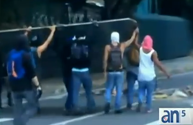 El Presidente de Venezuela Nicolás Maduro le hizo un llamado específicamente al  líder opositor Henrique Capriles, para que se incorpore al dialogo nacional por la paz.