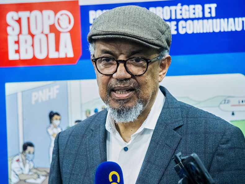 El director general de la Organización Mundial de la Salud, Tedros Adhanom Ghebreyesus, habla con reporteros a su llegada al Aeropuerto Internacional de Ndjili, el jueves 28 de mayo de 2026, en Kinshasa, República Democrática del Congo. (AP Foto/Samy Ntumba Shambuyi)