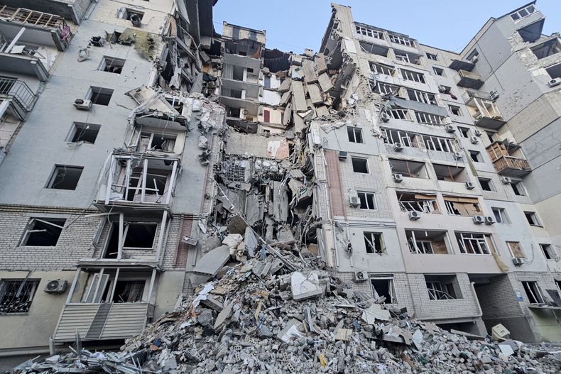 En esta imagen, distribuida por la administración militar de la región de Jersón el 20 de febrero de 2025, vista de los graves daños causados por un ataque ruso en un edificio en Jersón, Ucrania. (administración militar de la región de Jersón vía AP)