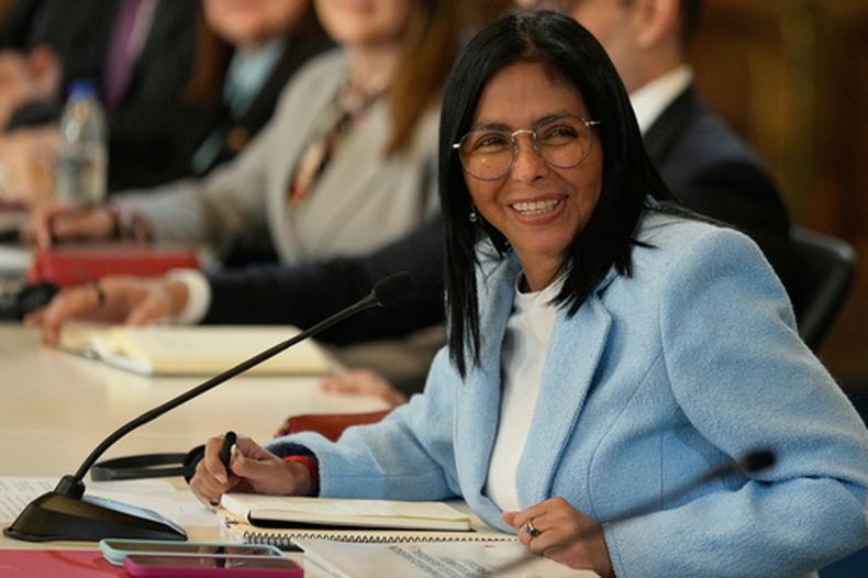ARCHIVO - La presidenta interina de Venezuela, Delcy Rodríguez, sonríe durante una reunión con una delegación encabezada por el secretario de Energía de Estados Unidos, Chris Wright, en el Palacio de Miraflores en Caracas, Venezuela, el 11 de febrero de 2026. (AP Foto/Ariana Cubillos, Archivo)