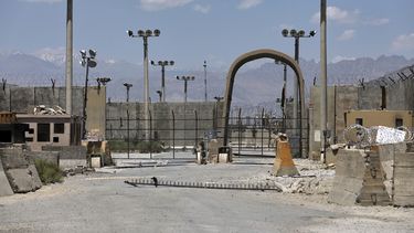 ARCHIVO - Una puerta en la base aérea de Bagram, en Afganistán, el viernes 25 de junio de 2021. (AP Foto/Rahmat Gul/Archivo)