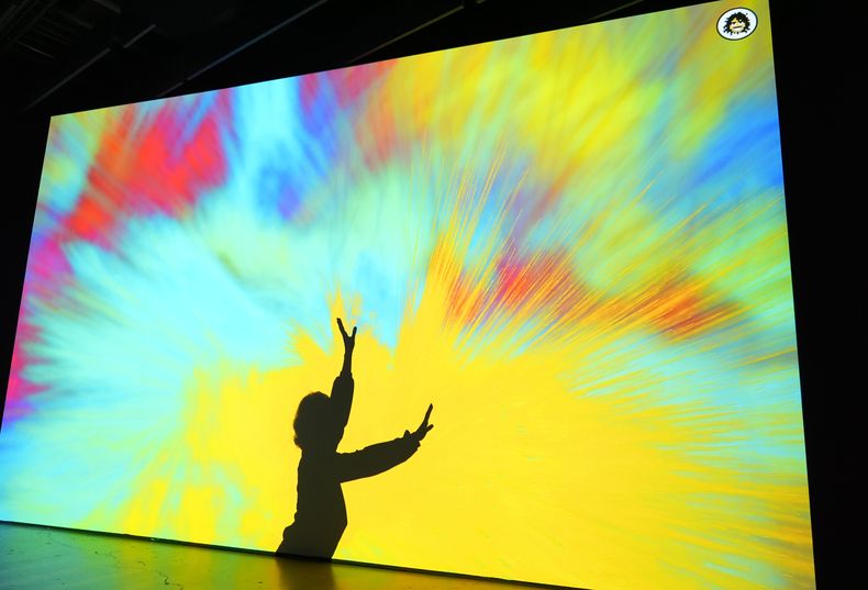 Una pieza de la exposición interactiva Color in Motion: Chromatic Explorations of Cinema (Color en Movimiento: Exploraciones Cromáticas del Cine) en el Museo de la Academia de Cine de Los Ángeles el martes 29 de octubre de 2024. (Foto AP/Chris Pizzello)