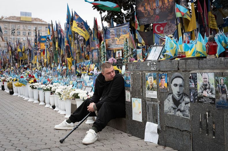Un veterano presenta sus respetos en un monumento improvisado a los soldados ucranianos en la guerra con Rusia, en la plaza de la Independencia de Kiev, Ucrania, el lunes 12 de octubre de 2026. (AP Foto/Efrem Lukatsky)