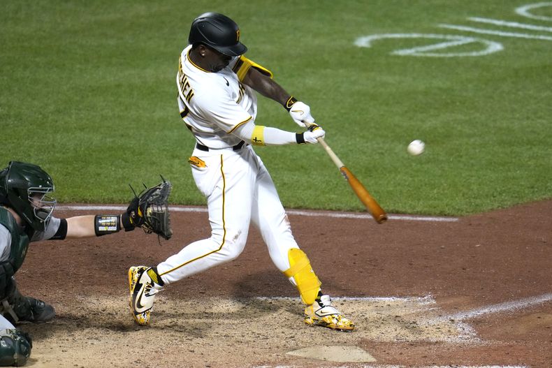 Andrew McCutchen de los Piratas de Pittsburgh conecta un elevado de sacrificio frente al relevista de los Atléticos de Oakland Sam Moll en la octava entrada del juego del lunes 5 de junio del 2023. (AP Foto/Gene J. Puskar)