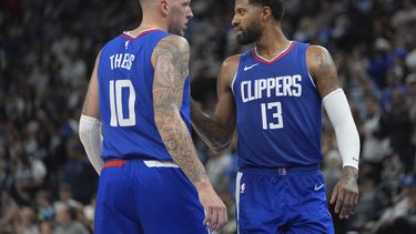 El centro de los Clippers de Los Ángeles Daniel Theis (10) Los Angeles Clippers center Daniel Theis (10), y el escolta Paul George (13) conversan durante la segunda mitad del juego de baloncesto de la NBA, ante los Timberwolves de Minnesota, el domingo 3 de marzo de 2024, en Mineápolis. (AP Foto/Abbie Parr)