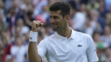 Novak Djokovic celebra tras vencer a Jordan Thompson en la segunda ronda del torneo de Wimbledon, el miércoles 5 de julio de 2023. (AP Foto/Alastair Grant)