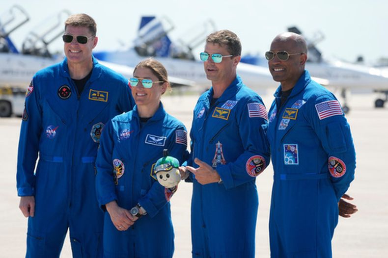 Los miembros de la tripulación de Artemis 2, de izquierda a derecha, el especialista de misión Jeremy Hansen, de Canada, la especialista de misión Christina Koch, el comandante Reid Wiseman, y el piloto Victor Glover, posan para una foto tras su llegada al Centro espacial Kennedy el viernes 27 de marzo de 2026, en Cabo Cañaveral, Florida. (AP Foto/Chris OMeara)