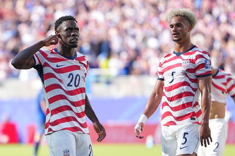 Folarin Balogun (20) celebra tras anotar el primer gol de Estados Unidos en el partido contra Bosnia en los 16vos de final del Mundial, el miércoles 1 de julio de 2026, en Santa Clara, California. (AP Foto/Julio Cortez)