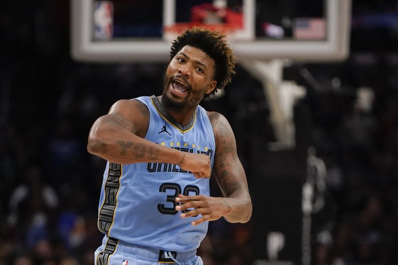 Marcus Smart, base de los Grizzlies de Memphis, festeja durante el encuentro del domingo 12 de noviembre de 2023, ante los Clippers de Los Ángeles (AP Foto/Ryan Sun)
