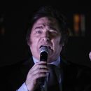 Javier Milei, de La Libertad Avanza, les habla a sus partidarios afuera de su sede de campaña después de ganar la segunda vuelta presidencial en Buenos Aires, Argentina, el domingo 19 de noviembre de 2023. (AP Foto/Rodrigo Abd)