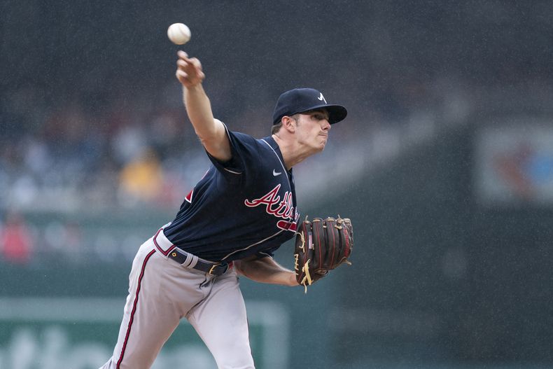 En foto del domingo 24 de septiembre del 2023, el abridor de los Bravos de Atlanta Allan Winans lanza en la lluvia en el tercer episodio del juego ante Nacionales de Washington. (AP Foto/Stephanie Scarbrough)