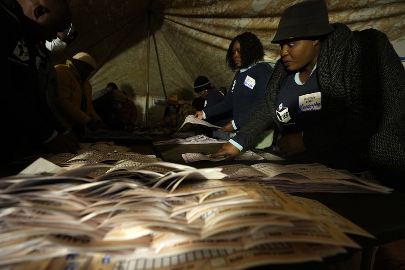 Trabajadores electorales comprueban boletas durante el conteo en un centro electoral en el asentamiento informal de Itireleng en Pretoria, Sudáfrica, el miércoles 29 de mayo de 2024. (AP Foto/Themba Hadebe)