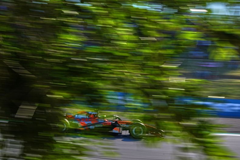 El británico Lando Norris, de Mercedes, maniobra au auto en la segunda práctica antes del Gran Premio de Barcelona-Catalunya el viernes 12 de junio del 2026. (AP Foto/Fatima Shbair)