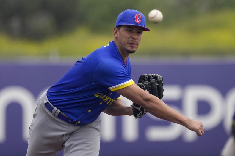 El colombiano Víctor Vargas realiza un lanzamiento durante el partido de béisbol por la medalla de oro del béisbol de los Juegos Panamericanos en Santiago, Chile, el sábado 28 de octubre de 2023. (AP Foto/Moisés Castillo)