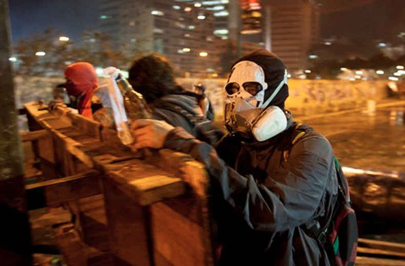 En las ultimas horas se han reportado estudiantes  heridos de gravedad, detenidos y desaparecidos. La policía, la guardia nacional y colectivos armados son señalados de abrir fuego contra los manifestantes. Por su parte la fiscalía por ahora esta pidiendo