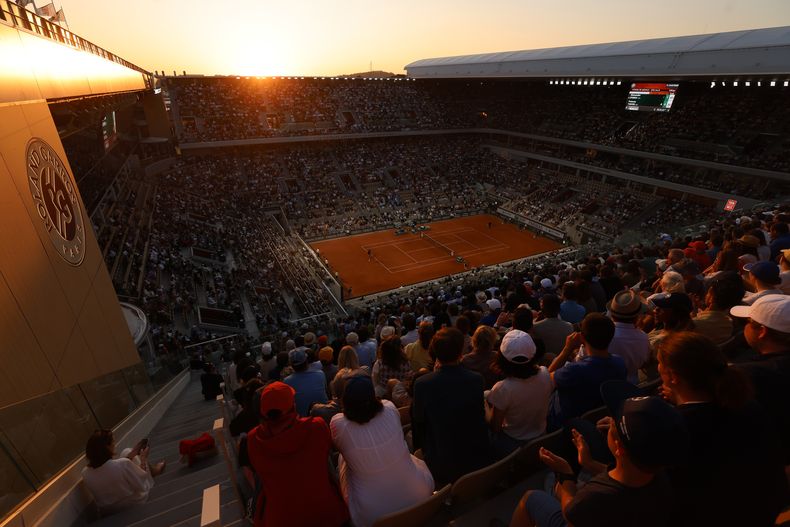 ARCHIVO - Los espectadores observan el partido entre Frances Tiafoe y Alexander Zverev durante la tercera ronda de Roland Garros, el sábado 3 de junio de 2023. Roland Garros será sede del tenis y el boxeo durante los Juegos Olímpicos de París en 2024. (AP Foto/Jean-Francois Badias)
