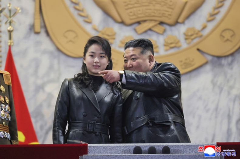 ARCHIVO - En esta imagen proporcionada por el gobierno norcoreano, el gobernante Kim Jong Un, asiste a un desfile con su hija en Pyongyang, Corea del Norte, el 25 de febrero de 2026 en la clausura del congreso del Partido de los Trabajadores. Periodistas independientes no tuvieron acceso a la cobertura del evento mostrado en esta imagen distribuida por el gobierno norcoreano. La imagen se muestra tal y como se proporcionó y no pudo verificarse de forma independiente. Marca de agua de la Agencia Central de Noticias de Corea. (Agencia Central de Noticias de Corea/Korea News Service vía AP, Archivo)