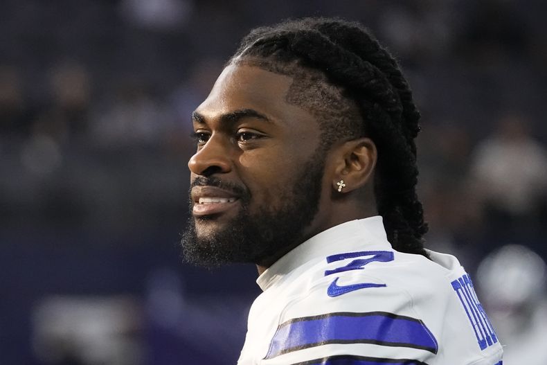 ARCHIVO - Foto del 26 de agosto del 2023, el cornerback de los Cowboys de Dallas Trevon Diggs en el campo antes del encuentro de pretemporada ante los Raiders de Las Vegas. El jueves 21 de septiembre del 2023, Diggs se lesiona durante un entrenamiento. (AP Foto/Sam Hodde, File)