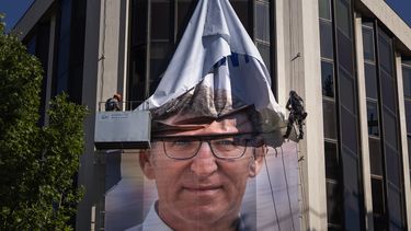 Trabajadores retiran un cartel electoral que muestra a Alberto Feijóo, líder del conservador Partido Popular, en la sede del partido en Madrid, España, el lunes 24 de julio de 2023. (Foto AP/Emilio Morenatti)