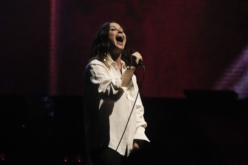 Alanis Morissette durante su concierto en el festival Corona Capital de la Ciudad de México el viernes 17 de noviembre de 2023. (Foto AP/Eduardo Verdugo)