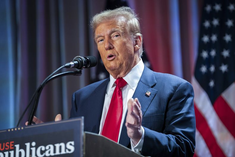 ARCHIVO - El presidente electo Donald Trump habla durante una reunión con los republicanos de la Cámara de Representantes, el 13 de noviembre de 2024, en Washington. (Allison Robbert/Foto vía AP, Archivo)