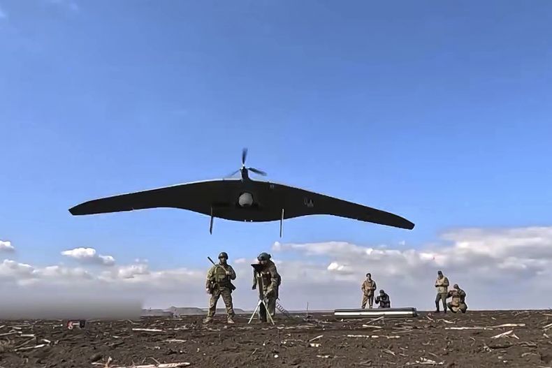 En esta imagen, tomada de un video distribuido por el servicio de prensa del Ministerio de Defensa de Rusia el 18 de abril de 2025, soldados rusos lanzan un dron de inteligencia Supercam hacia posiciones ucranianas en Ucrania. (Servicio de prensa del Ministerio de Defensa de Rusia vía AP)