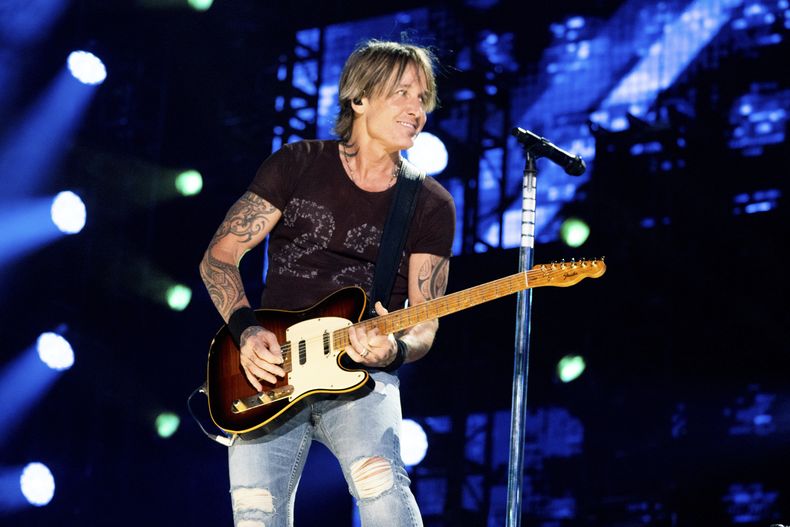 ARCHIVO - Keith Urban actúa en el CMA Fest el 8 de junio de 2024 en Nashville, Tennessee. (Foto Amy Harris/Invision/AP, archivo)