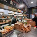 En el restaurante Paulis, ubicada en el barrio North End de Boston, se preparan sándwiches para los turistas que asisten al Mundial. (Foto AP/Martin Meissner)