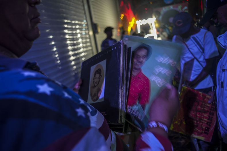 La gente compra discos de vinilo en la segunda feria anual RPM en La Habana, Cuba, el viernes 13 de diciembre de 2024. (Foto AP/ Ramón Espinosa)
