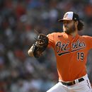 Cole Irvin, de los Orioles de Baltimore, cumple con su apertura ante los Reales de Kansas City, el sábado 10 de junio de 2023 (AP Foto/Nick Wass)
