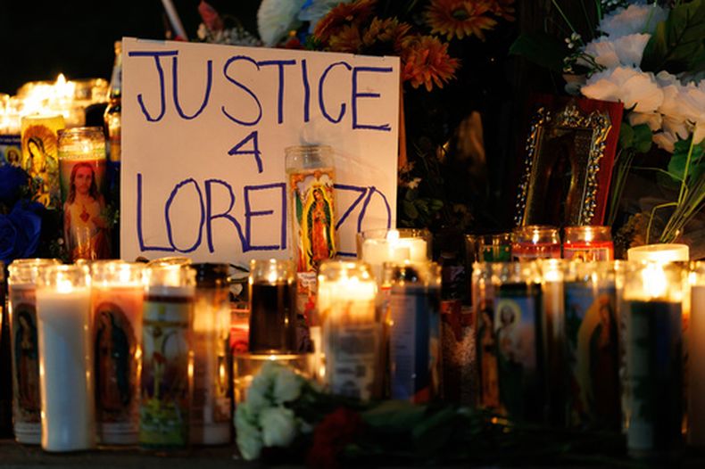 Velas encendidas durante una vigila en honor de Lorenzo Salgado Araujo, un mexicano abatido a tiros el día anterior por un agente de inmigración, el miércoles 8 de julio de 2026, en Houston. (AP Foto/Mark Felix)