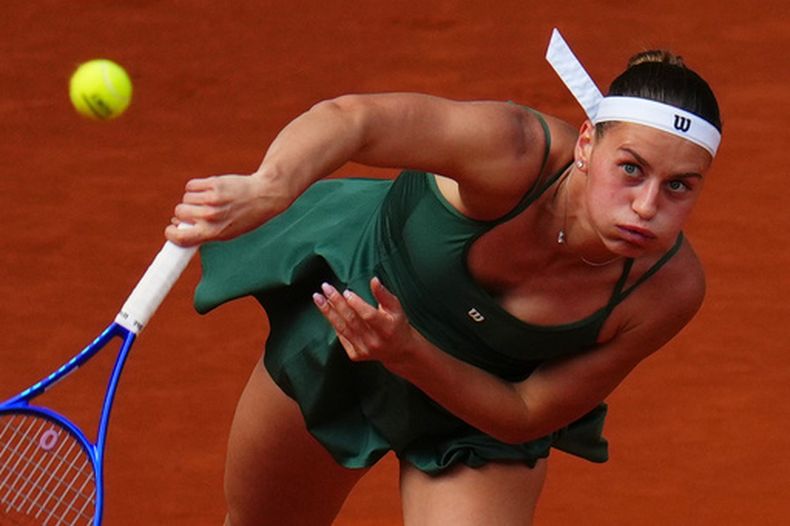 Marta Kostyuk saca ante Mirra Andreeva en la final del Abierto de Madrid, el sábado 2 de mayo de 2026. (AP Foto/Manu Fernández)