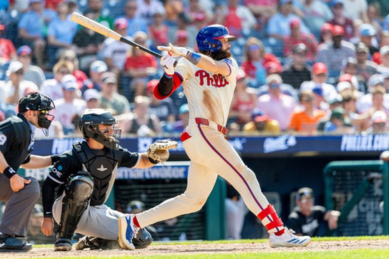 Brandon Marsh de los Filis de Filadelfia batea un sencillo remolcador en la sexta entrada ante los Medias Blancas de Chicago el domingo 7 de junio del 2026. (AP Foto/Laurence Kesterson)
